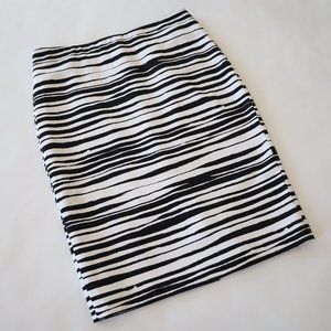ANN TAYLOR Size 6 Black White Stripe Pencil Skirt Career Zebra print